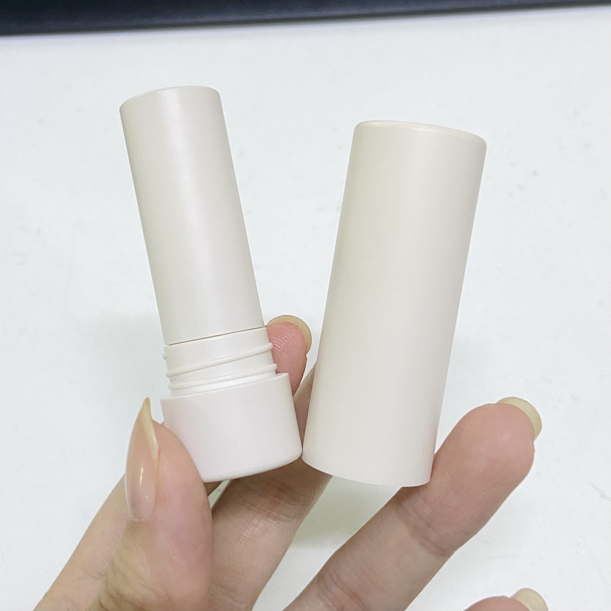 Wholesale Custom Empty Cylinder Round Lipstick Case Chapstick Lip Balm Tube Packaging - LB306 - Image 3